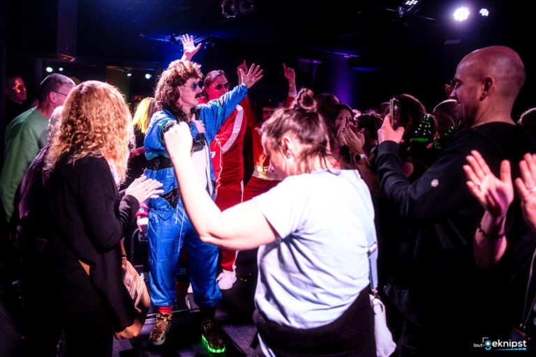 Menschen feiern in einer Partyatmosphäre.