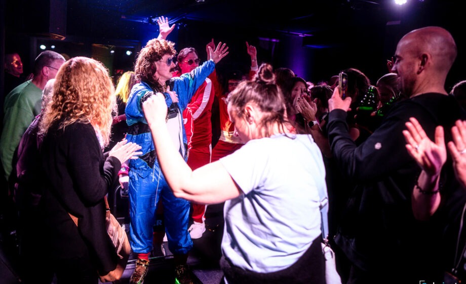 Menschen feiern in einer Partyatmosphäre.