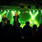 Live-Konzert mit Band und grüner Beleuchtung