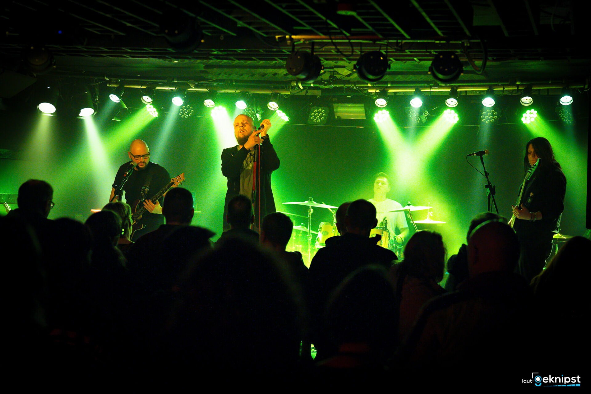 Live-Konzert mit Band und grüner Beleuchtung