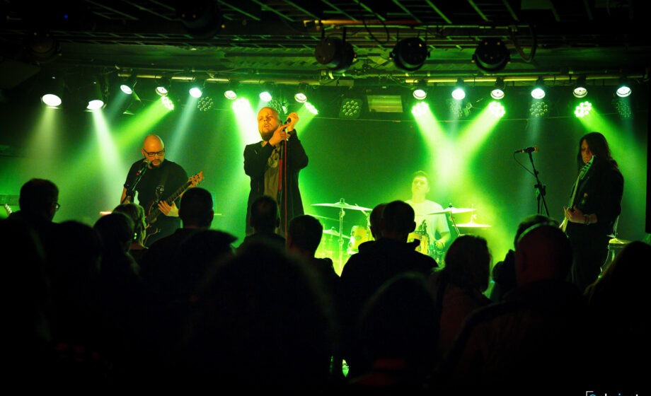 Live-Konzert mit Band und grüner Beleuchtung