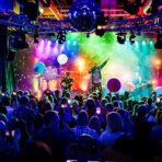 Konzert mit bunten Lichtern und aufgeblasenen Bällen