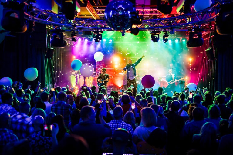 Konzert mit bunten Lichtern und aufgeblasenen Bällen