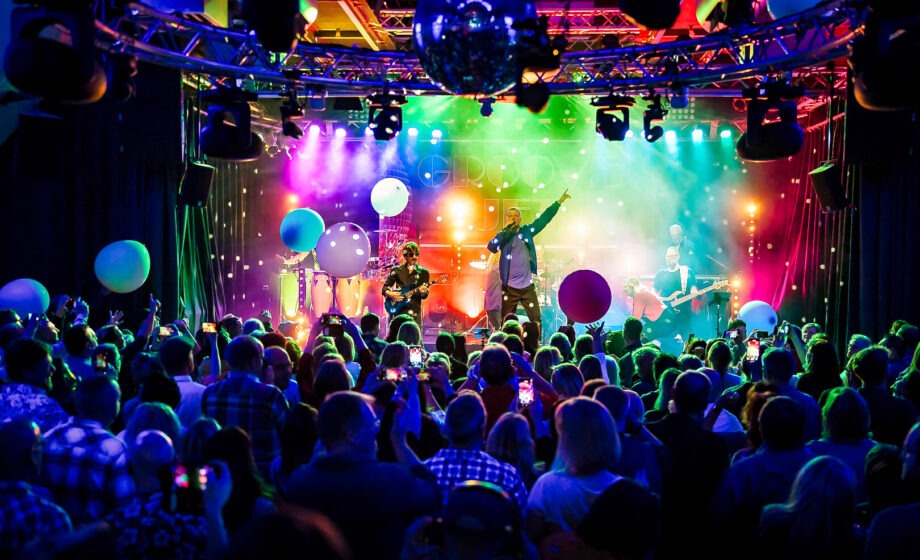 Konzert mit bunten Lichtern und aufgeblasenen Bällen
