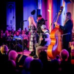 Live-Konzert mit Band auf Bühne