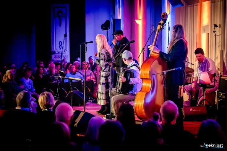 Live-Konzert mit Band auf Bühne