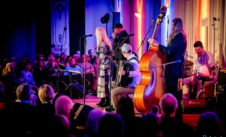 Live-Konzert mit Band auf Bühne
