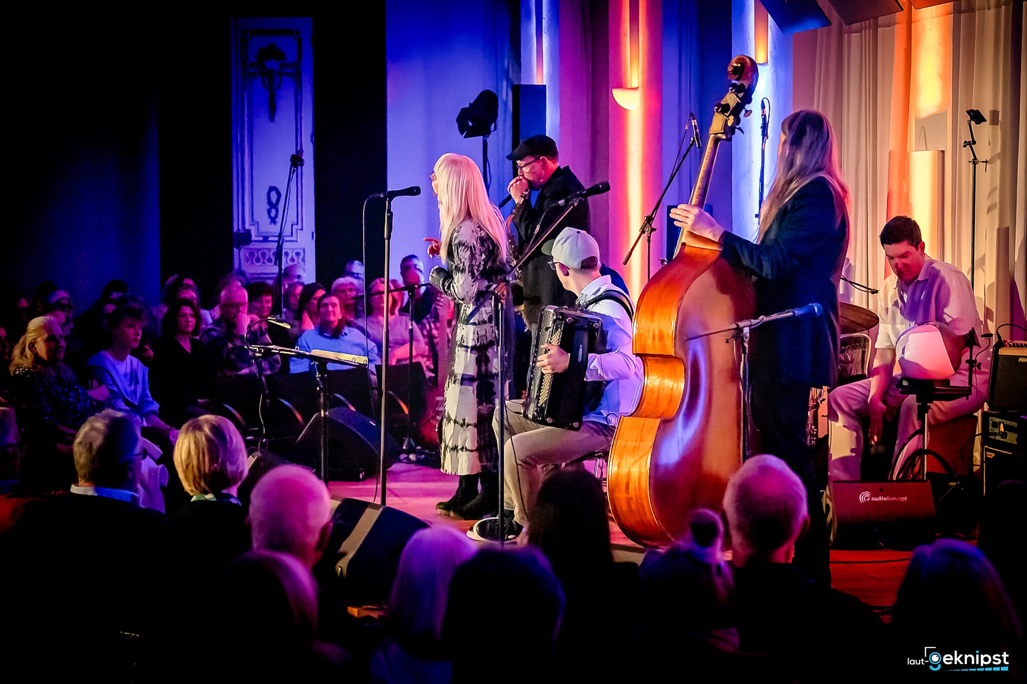 Live-Konzert mit Band auf Bühne