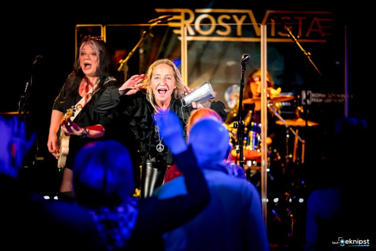 Musikerinnen performen live auf der Bühne.