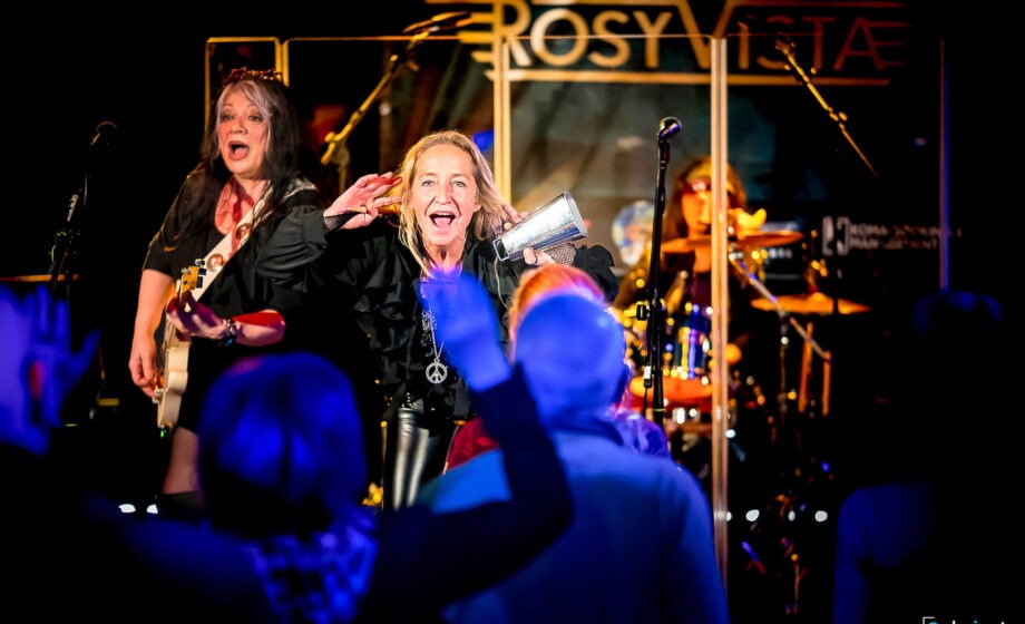 Musikerinnen performen live auf der Bühne.