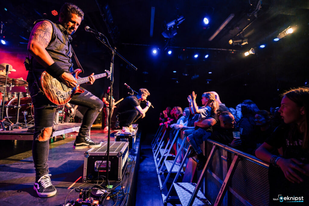 Live-Konzert mit Gitarre und Publikum
