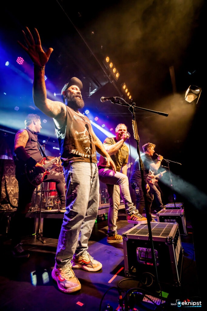 Bandauftritt mit Gitarren und Gesang auf Bühne