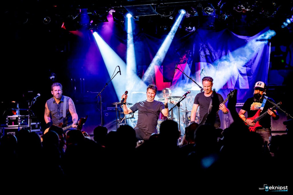 Band spielt auf einer Bühne mit Publikum