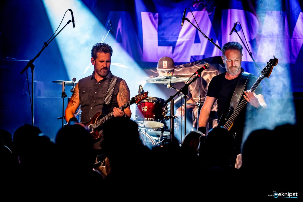 Rockband spielt live auf Bühne
