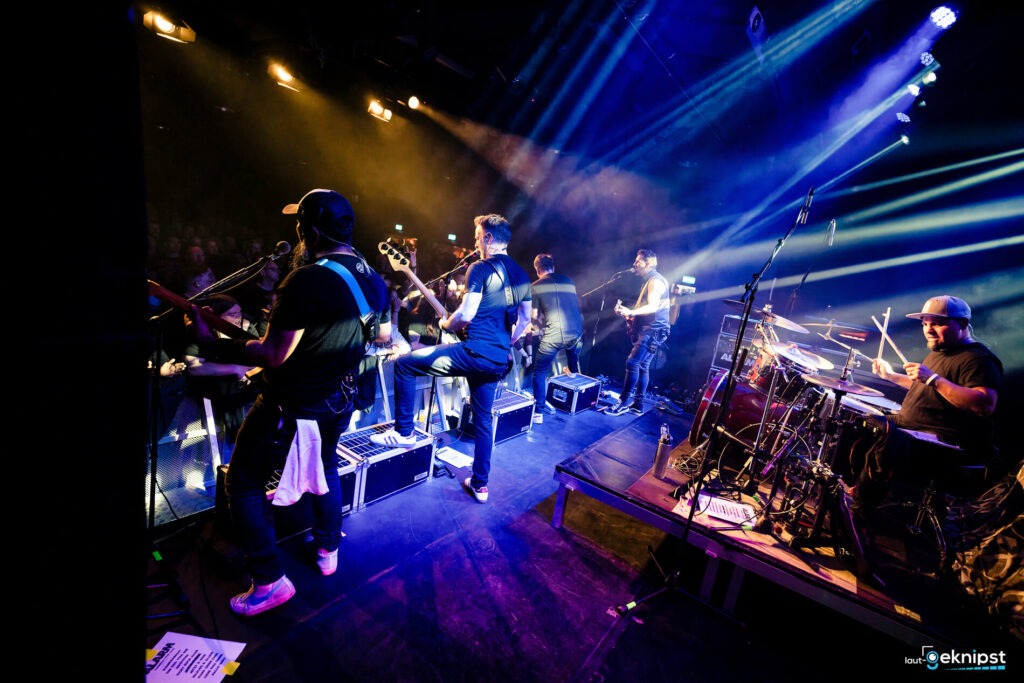 Live-Konzert einer Band mit hellen Bühnenlichtern