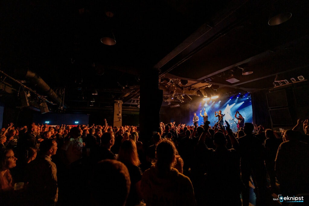 Konzert mit Menschenmenge und Lichtshow