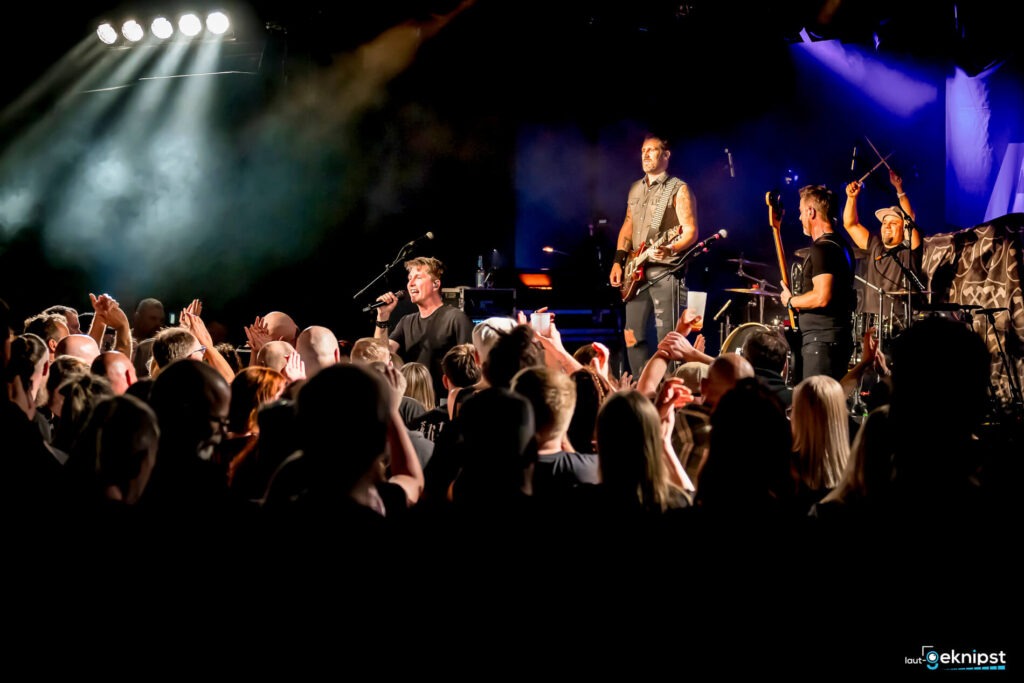 Live-Konzert mit Band auf der Bühne und Publikum