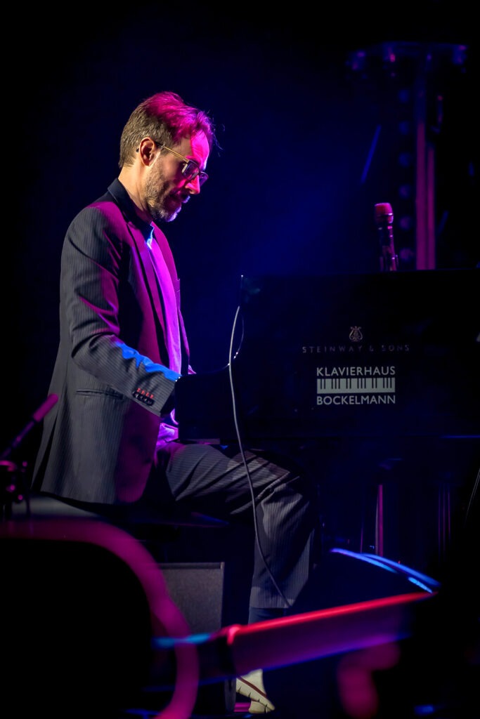 Pianist spielt Klavier auf der Bühne