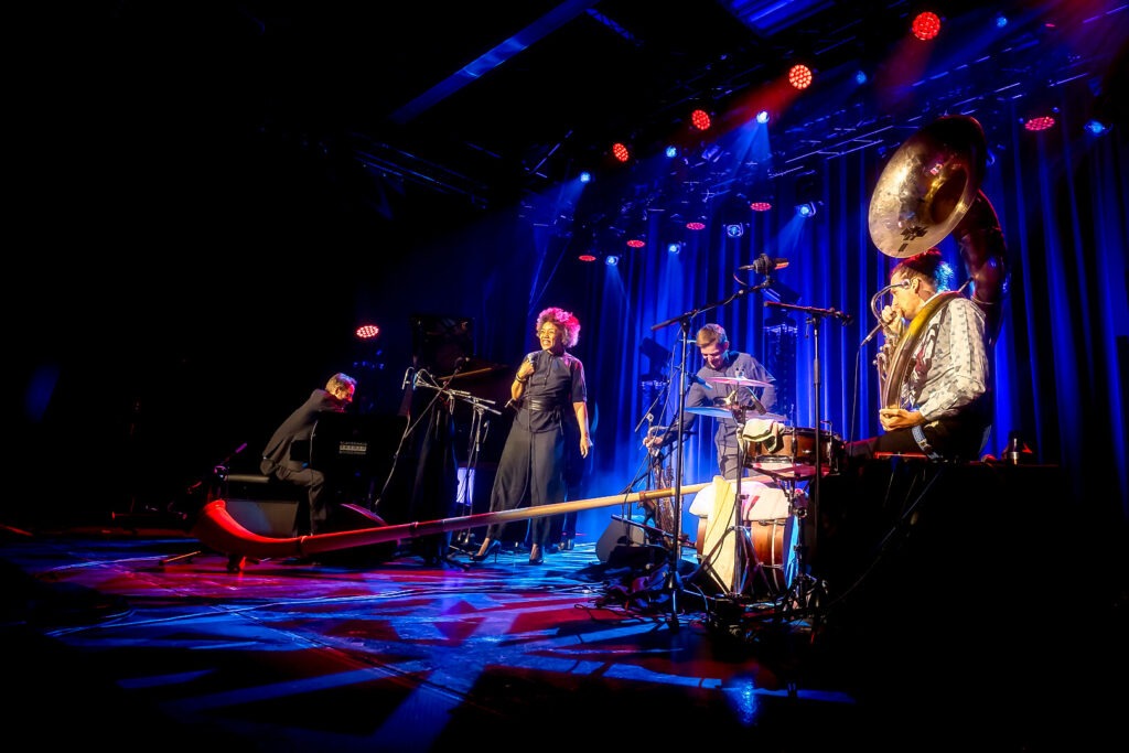 Jazzband spielt live auf Bühne