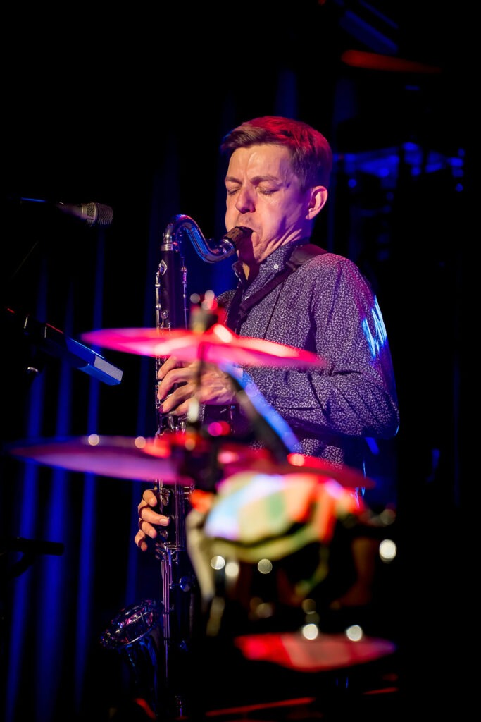 Musiker spielt Saxophon auf der Bühne