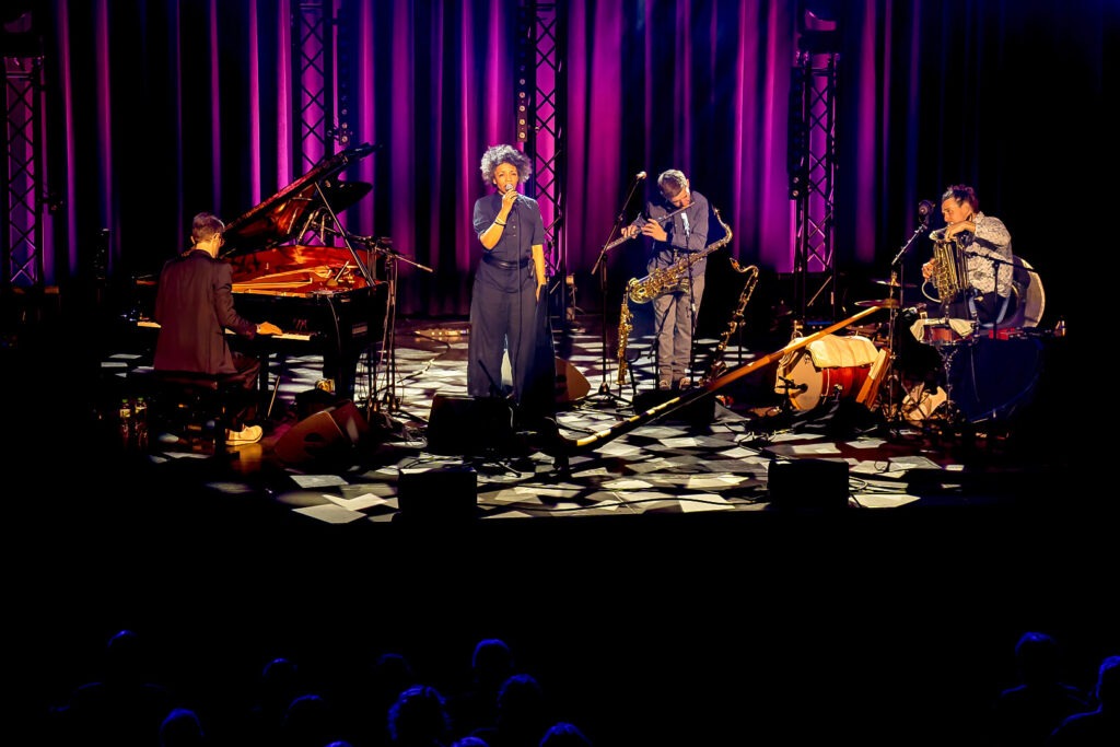 Band spielt auf Bühne mit Instrumenten