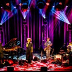 Jazzband tritt auf bunter Bühne auf.