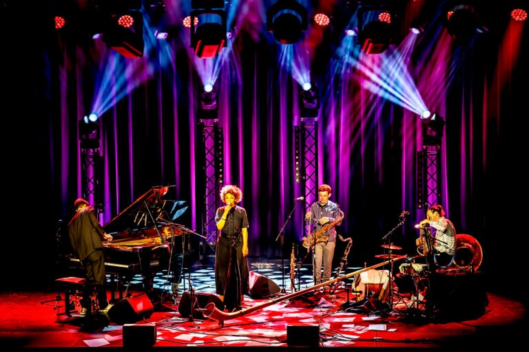 Jazzband tritt auf bunter Bühne auf.