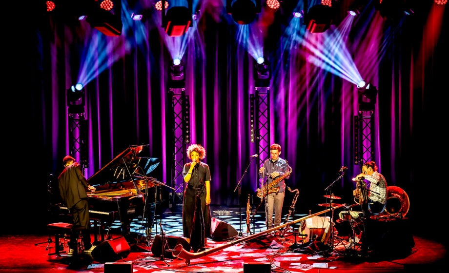 Jazzband tritt auf bunter Bühne auf.