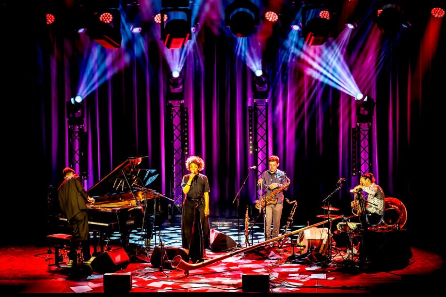 Jazzband tritt auf bunter Bühne auf.