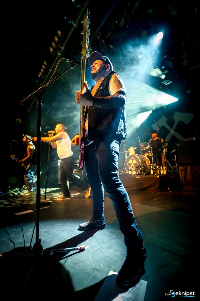 Live-Konzert mit Gitarristen auf der Bühne