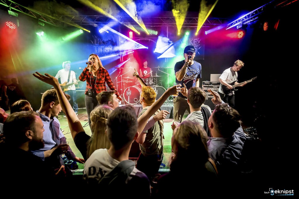 Live-Bandauftritt mit Publikum auf bunter Bühne