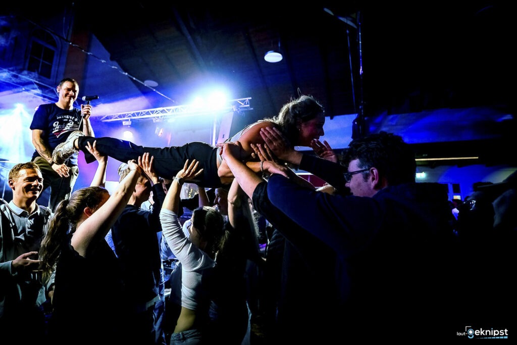 Person wird auf Konzert von Menschen getragen