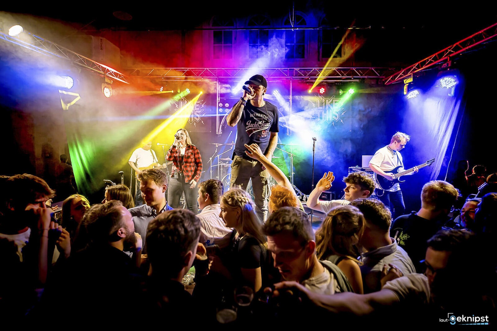 Konzert mit Band und tanzendem Publikum