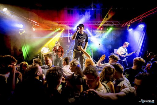 Konzert mit Band und tanzendem Publikum