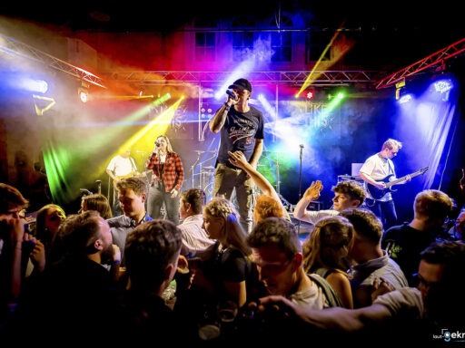 Konzert mit Band und tanzendem Publikum