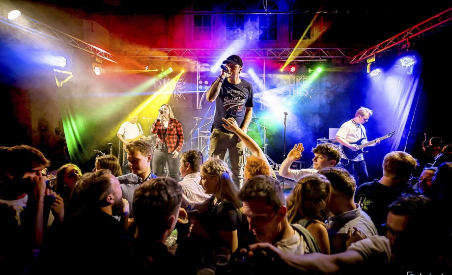 Konzert mit Band und tanzendem Publikum