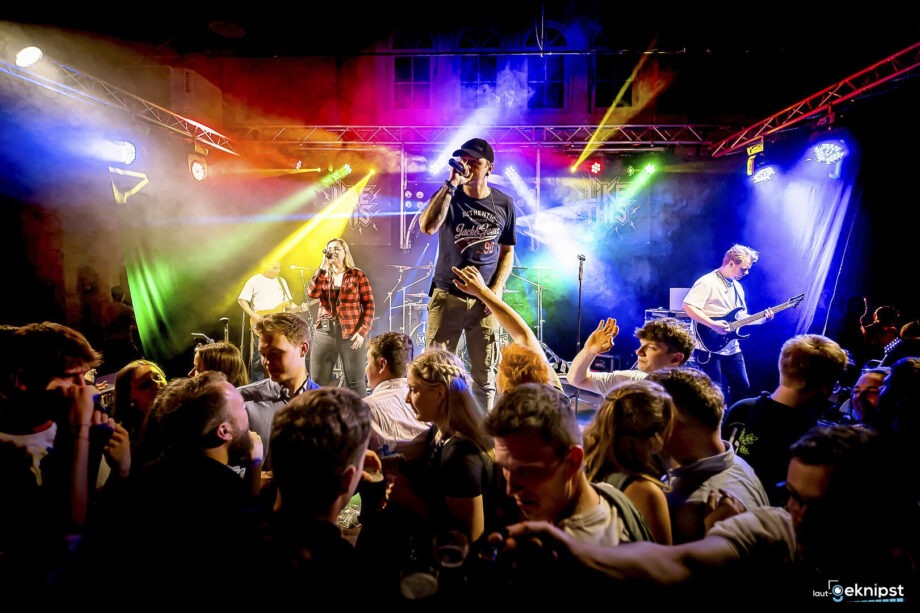 Konzert mit Band und tanzendem Publikum