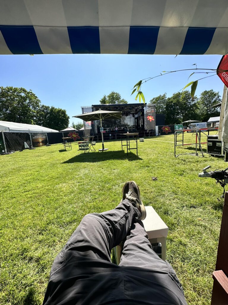 Entspannte Aussicht auf Festivalbühne an sonnigem Tag.
