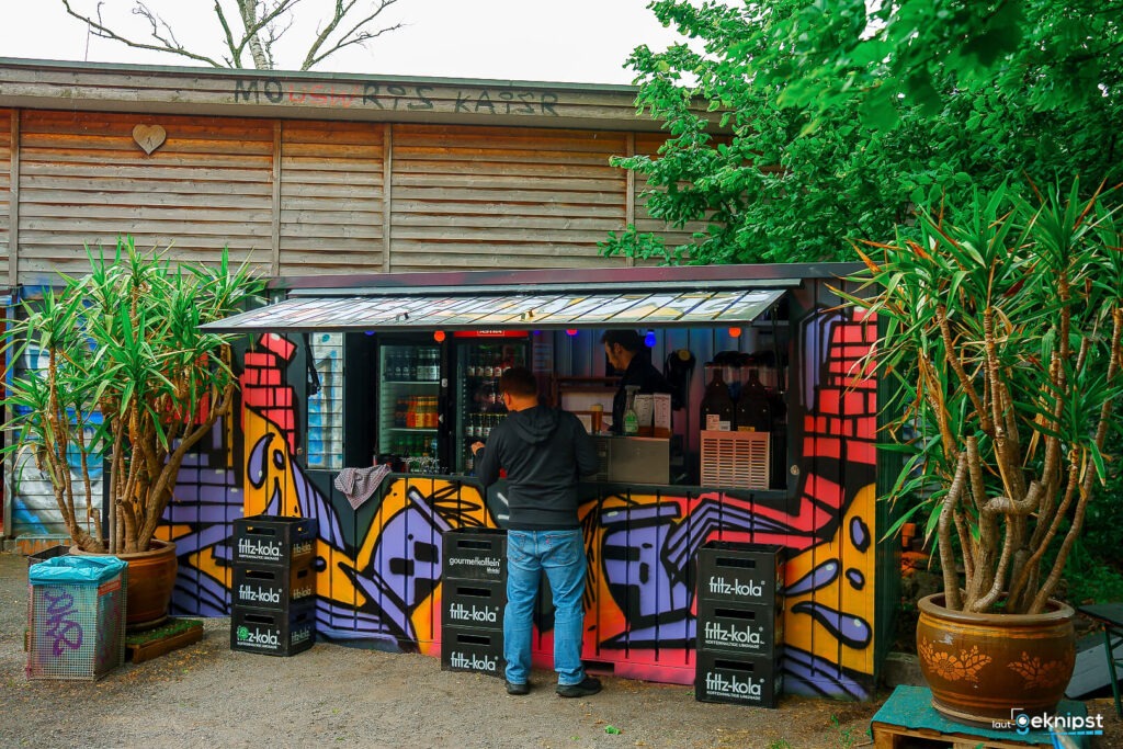 Graffiti-Imbissstand mit Getränkekisten und Kunden