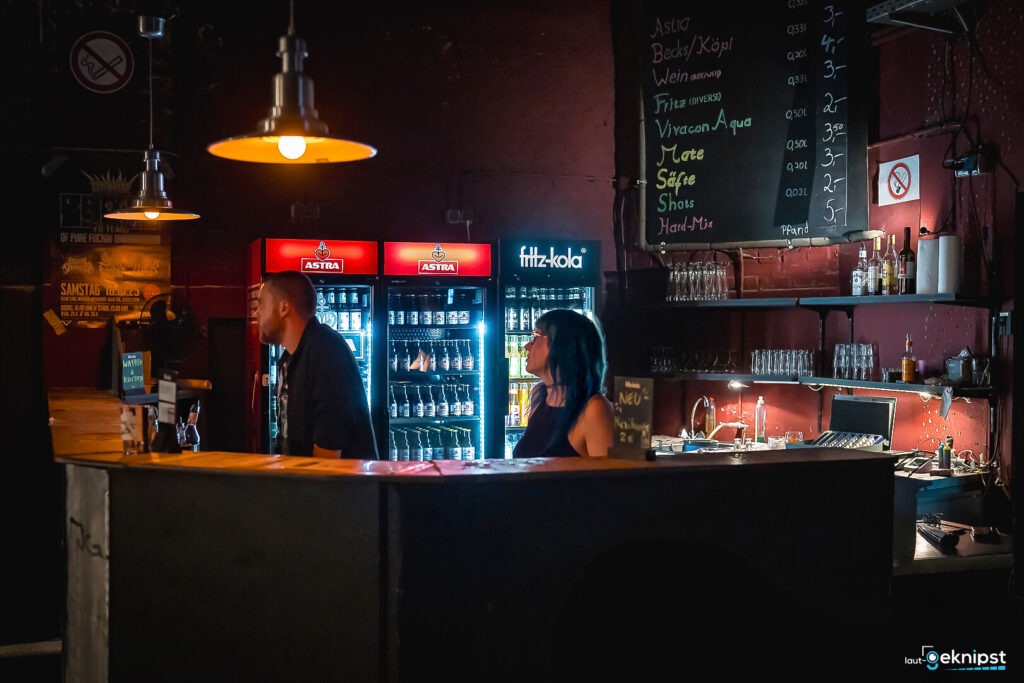 Bar mit Getränkeauswahl und Kühlschränken