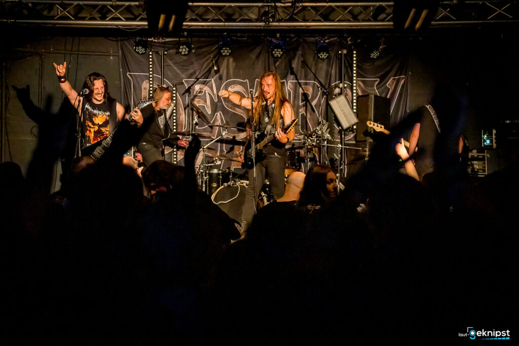 Band tritt auf mitrockenden Fans vor Bühne.