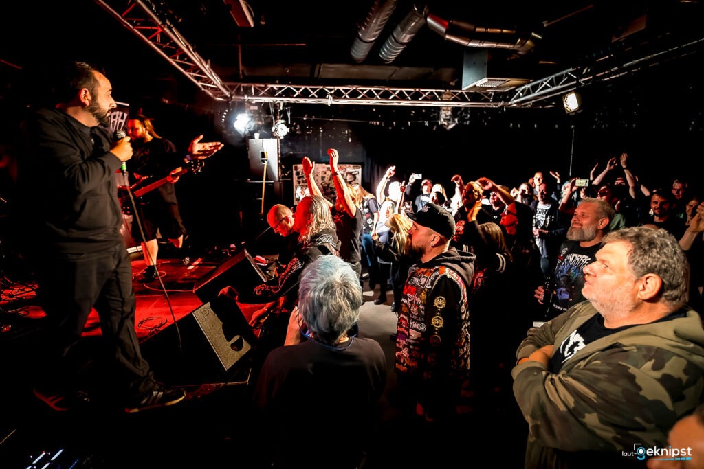 Live-Konzert mit begeistertem Publikum im Club.