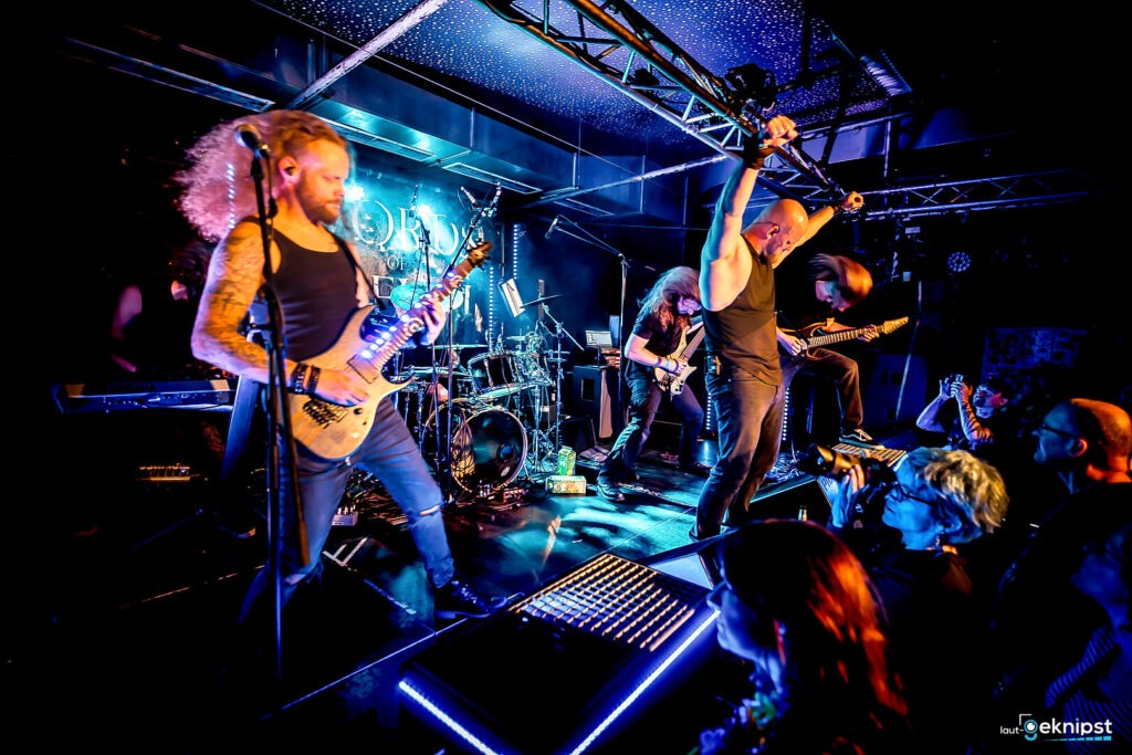 Metalband performt live auf der Bühne.