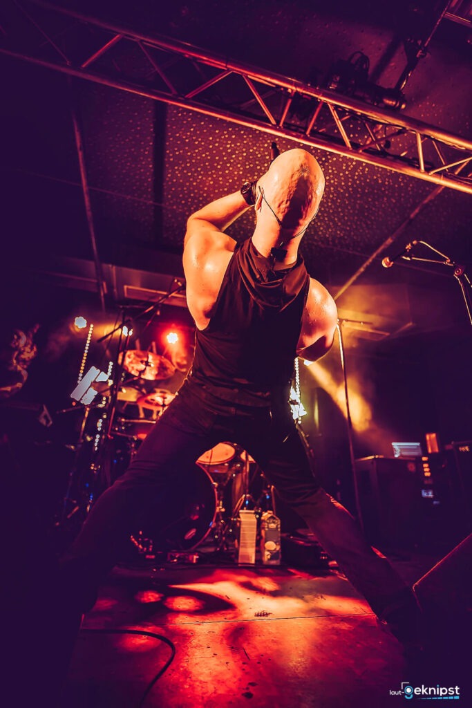 Musiker auf der Bühne beim Rockkonzert