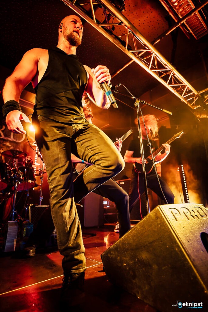 Rockband tritt live auf der Bühne auf.