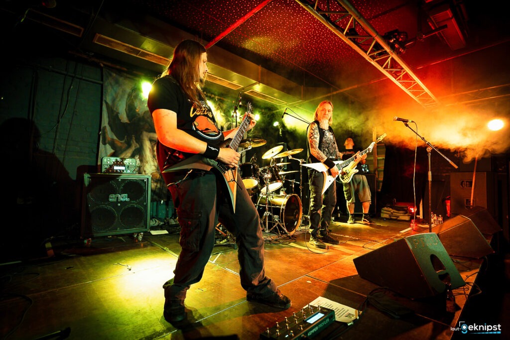 Rockband spielt Live-Musik auf der Bühne