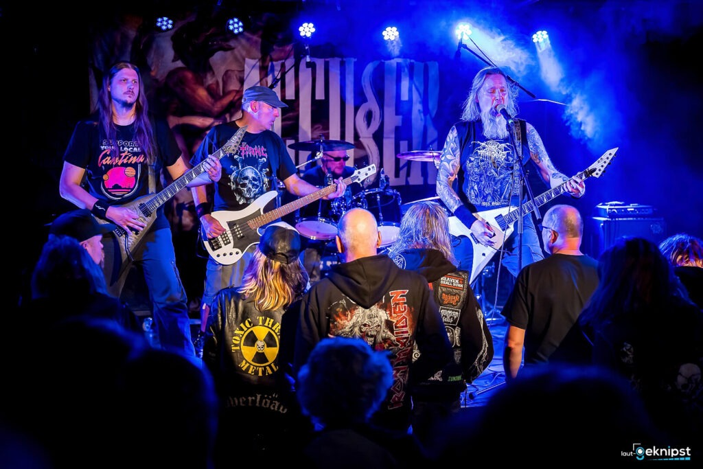 Metal-Band spielt Konzert vor Publikum