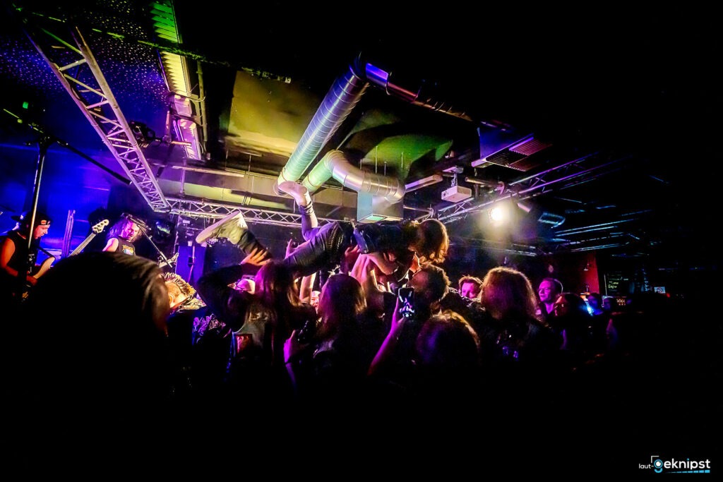 Menschenmengen beim Rockkonzert mit Crowdsurfing