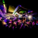 Menschenmengen beim Rockkonzert mit Crowdsurfing