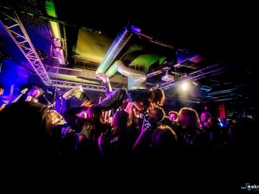 Menschenmengen beim Rockkonzert mit Crowdsurfing